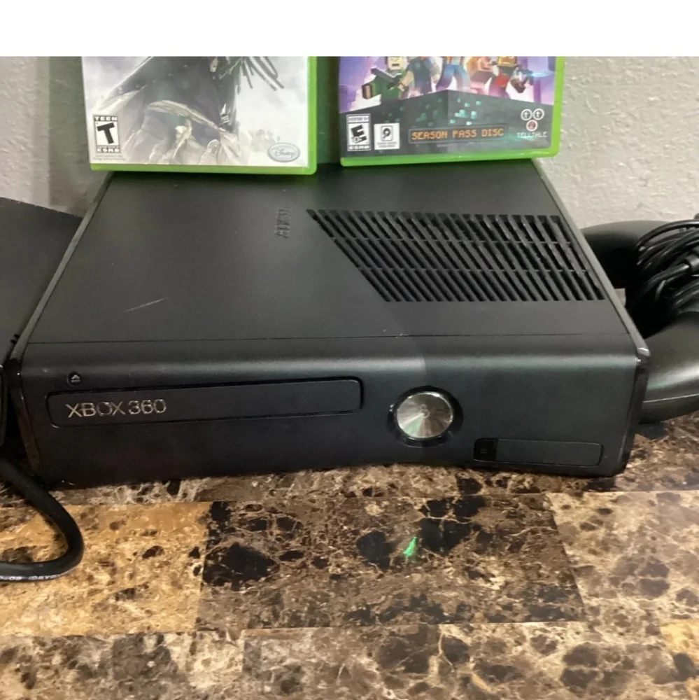 Microsoft Xbox 360 Game Console Bundle 4GB, Power Cord, Controller, and 2 games.